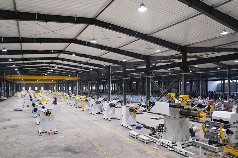 沖床三合一送料機(jī)總裝車(chē)間